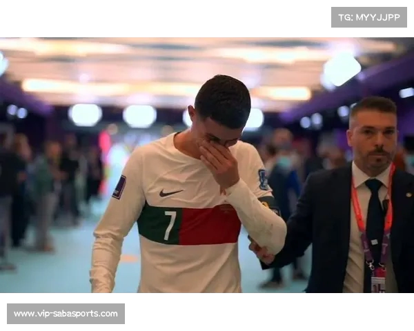 C罗苦等队友拯救，失点痛哭后的感动时刻(c罗感人)