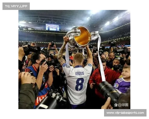 传奇谢幕！克罗斯正式宣布退役，皇马官网更新名单未见其身影(克罗斯在皇马退役)